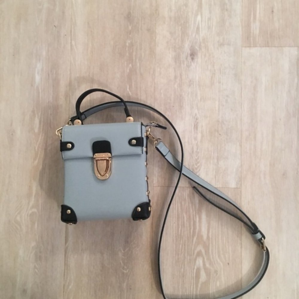 adorable blue, gold clasped purse/handbag!